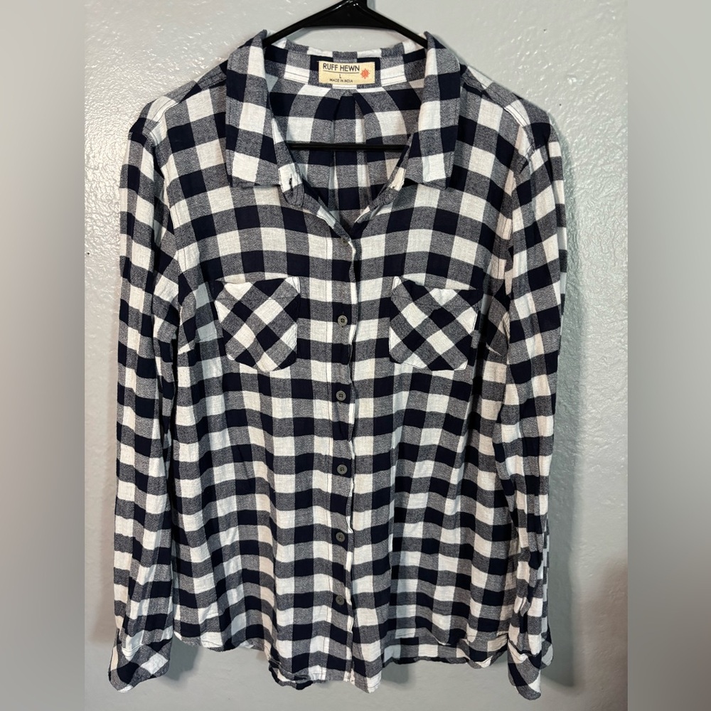Ruffhewn women’s button up shirt. SZ L black/white buffalo plaid.‎ Hi/low hem